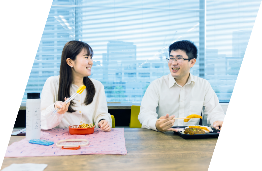 ランチ中団らんしている社員の画像