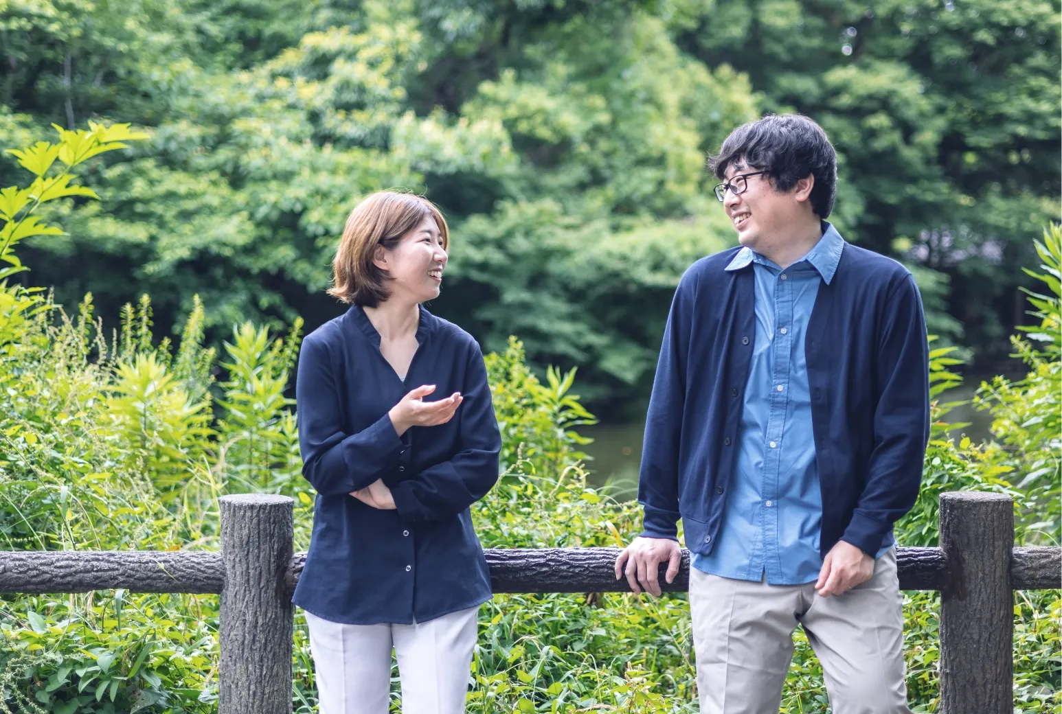 社員が会話している画像